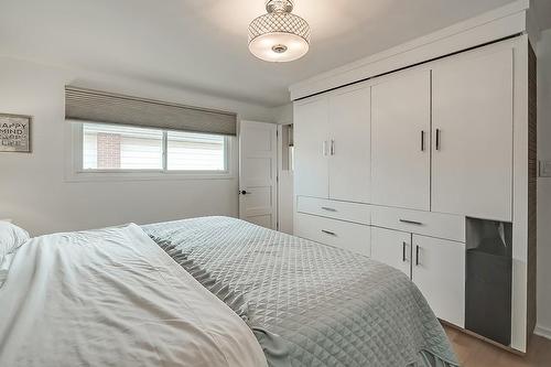 403 Tuck Drive, Burlington, ON - Indoor Photo Showing Bedroom