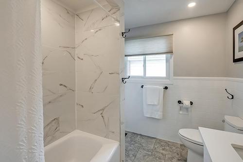 403 Tuck Drive, Burlington, ON - Indoor Photo Showing Bathroom