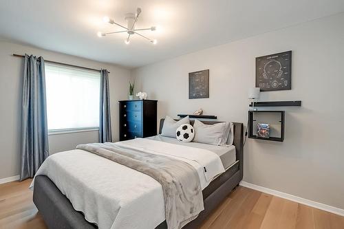 403 Tuck Drive, Burlington, ON - Indoor Photo Showing Bedroom