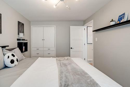 403 Tuck Drive, Burlington, ON - Indoor Photo Showing Bedroom