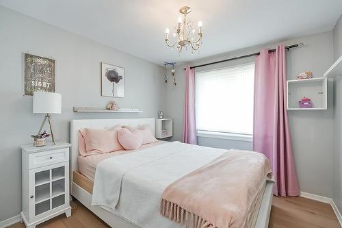 403 Tuck Drive, Burlington, ON - Indoor Photo Showing Bedroom