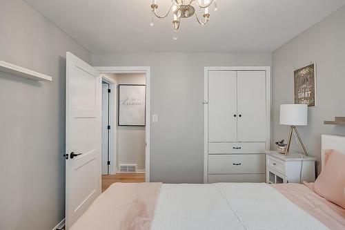 403 Tuck Drive, Burlington, ON - Indoor Photo Showing Bedroom