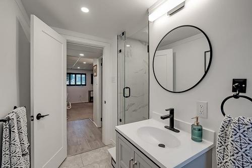 403 Tuck Drive, Burlington, ON - Indoor Photo Showing Bathroom