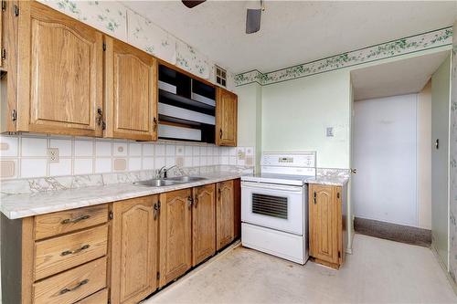 700 Dynes Road|Unit #1214, Burlington, ON - Indoor Photo Showing Kitchen With Double Sink