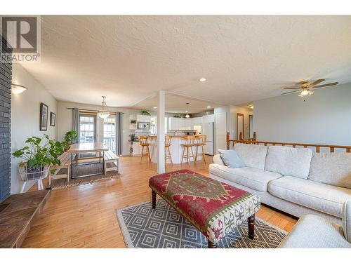 4210 15 Avenue, Vernon, BC - Indoor Photo Showing Living Room