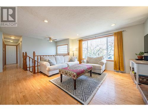 4210 15 Avenue, Vernon, BC - Indoor Photo Showing Living Room
