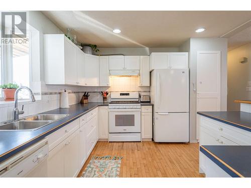 4210 15 Avenue, Vernon, BC - Indoor Photo Showing Kitchen With Double Sink