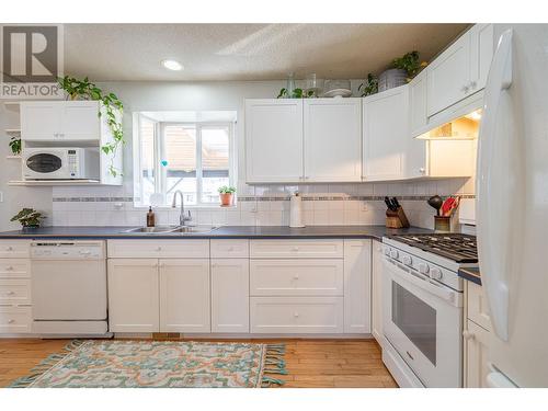 4210 15 Avenue, Vernon, BC - Indoor Photo Showing Kitchen With Double Sink