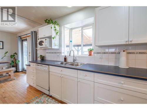 4210 15 Avenue, Vernon, BC - Indoor Photo Showing Kitchen With Double Sink