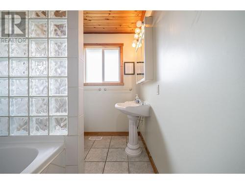 4210 15 Avenue, Vernon, BC - Indoor Photo Showing Bathroom