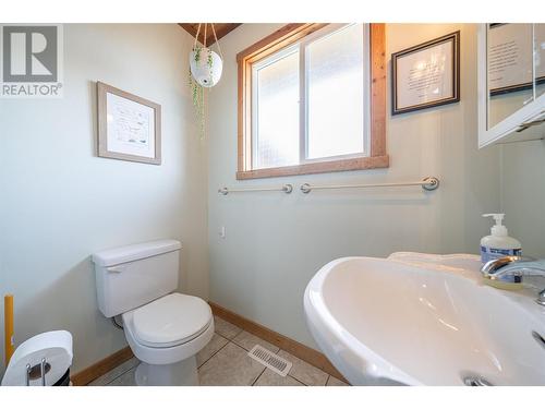4210 15 Avenue, Vernon, BC - Indoor Photo Showing Bathroom
