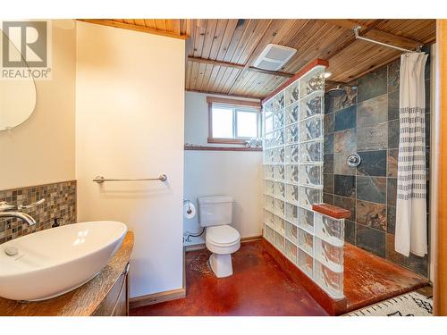 4210 15 Avenue, Vernon, BC - Indoor Photo Showing Bathroom