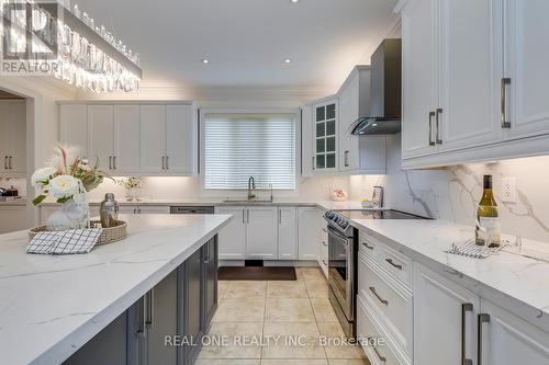 2316 Delnice Drive, Oakville, ON - Indoor Photo Showing Kitchen With Upgraded Kitchen