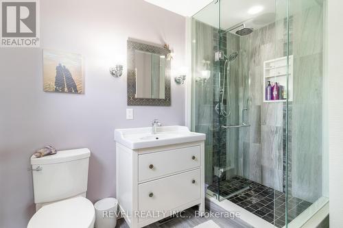 10 Montebello Court, Hamilton, ON - Indoor Photo Showing Bathroom