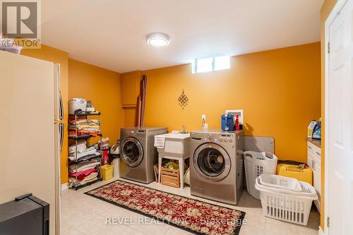 10 Montebello Court, Hamilton, ON - Indoor Photo Showing Laundry Room