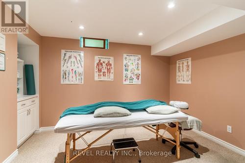 10 Montebello Court, Hamilton, ON - Indoor Photo Showing Bedroom