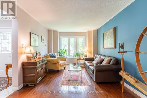 10 Montebello Court, Hamilton, ON - Indoor Photo Showing Living Room