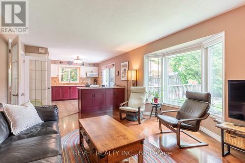 10 Montebello Court, Hamilton, ON - Indoor Photo Showing Living Room