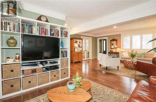174 Louth Street, St. Catharines, ON - Indoor Photo Showing Living Room