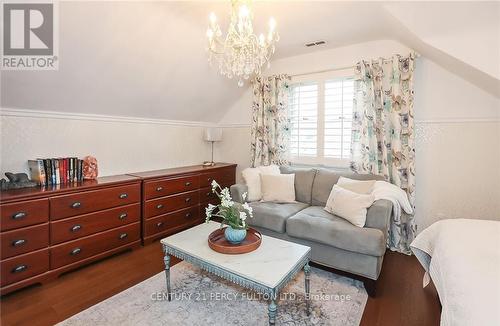 174 Louth Street, St. Catharines, ON - Indoor Photo Showing Living Room