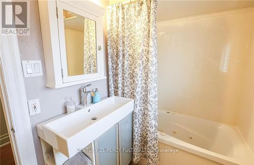 174 Louth Street, St. Catharines, ON - Indoor Photo Showing Bathroom