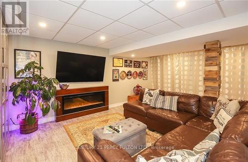 174 Louth Street, St. Catharines, ON - Indoor Photo Showing Living Room With Fireplace