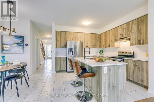 47 Freedom Crescent, Hamilton, ON - Indoor Photo Showing Kitchen With Upgraded Kitchen