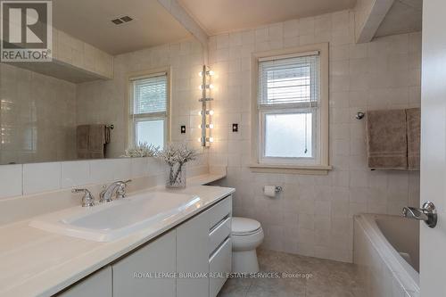 674 Holt Drive, Burlington, ON - Indoor Photo Showing Bathroom