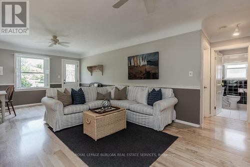 674 Holt Drive, Burlington, ON - Indoor Photo Showing Living Room