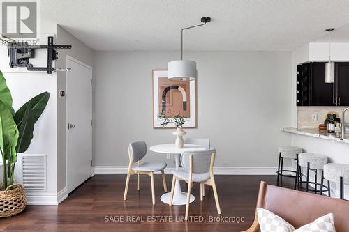 703 - 250 Manitoba Street, Toronto, ON - Indoor Photo Showing Dining Room