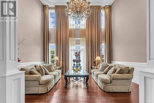 123 Carisbrooke Circle, Aurora (Bayview Southeast), ON - Indoor Photo Showing Living Room