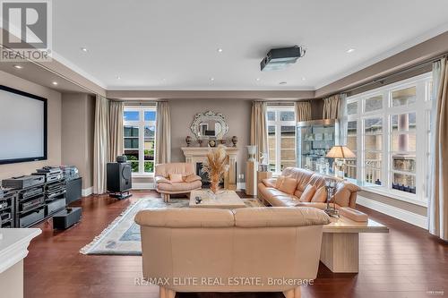 123 Carisbrooke Circle, Aurora (Bayview Southeast), ON - Indoor Photo Showing Living Room