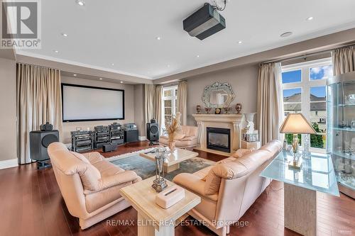 123 Carisbrooke Circle, Aurora (Bayview Southeast), ON - Indoor Photo Showing Living Room With Fireplace