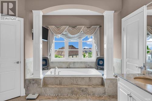 123 Carisbrooke Circle, Aurora (Bayview Southeast), ON - Indoor Photo Showing Bathroom