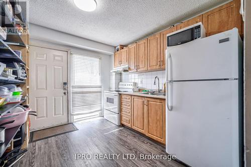 3338 Brandon Gate Drive, Mississauga, ON - Indoor Photo Showing Kitchen