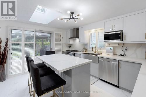 133 Hanmer Street W, Barrie, ON - Indoor Photo Showing Kitchen With Double Sink With Upgraded Kitchen