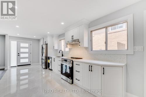 2628 Council Ring Road, Mississauga, ON - Indoor Photo Showing Kitchen With Upgraded Kitchen