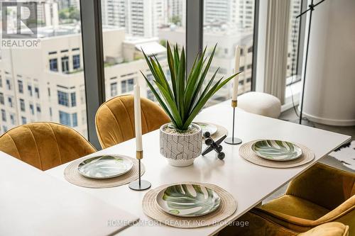 1702 - 5 St Joseph Street, Toronto, ON - Indoor Photo Showing Dining Room