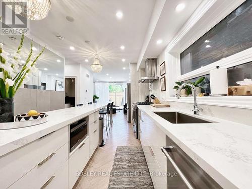 629 Shaw Street, Toronto, ON - Indoor Photo Showing Kitchen With Upgraded Kitchen
