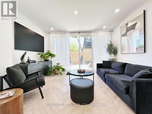629 Shaw Street, Toronto, ON - Indoor Photo Showing Living Room