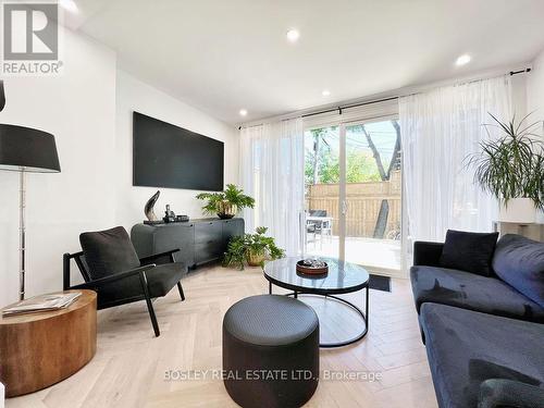 629 Shaw Street, Toronto, ON - Indoor Photo Showing Living Room