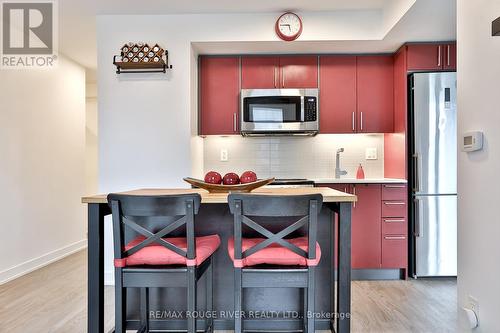 524 - 38 Monte Kwinter Court, Toronto C06, ON - Indoor Photo Showing Kitchen