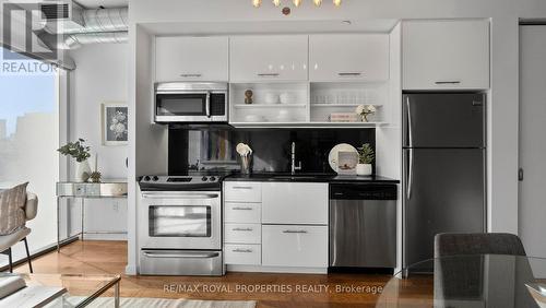 716 - 32 Trolley Crescent, Toronto, ON - Indoor Photo Showing Kitchen With Stainless Steel Kitchen With Upgraded Kitchen