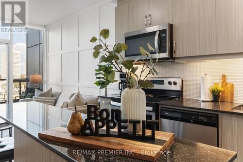 404 - 1486 Bathurst Street, Toronto (Humewood-Cedarvale), ON - Indoor Photo Showing Kitchen