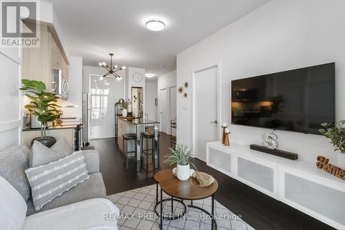 404 - 1486 Bathurst Street, Toronto (Humewood-Cedarvale), ON - Indoor Photo Showing Living Room