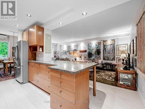 345 - 21 Dale Avenue, Toronto, ON - Indoor Photo Showing Kitchen