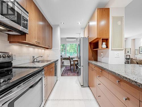 345 - 21 Dale Avenue, Toronto, ON - Indoor Photo Showing Kitchen