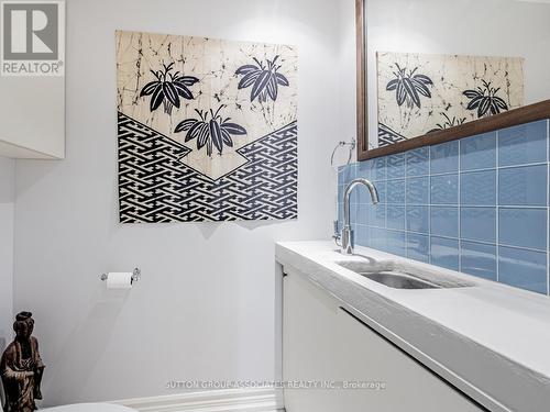 345 - 21 Dale Avenue, Toronto, ON - Indoor Photo Showing Kitchen