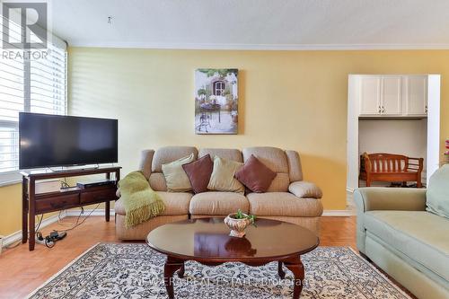 Ph5 - 5 Shady Golfway, Toronto (Flemingdon Park), ON - Indoor Photo Showing Living Room