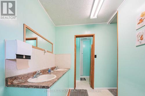 793 Kenstone Beach Road, Kawartha Lakes (Bobcaygeon), ON - Indoor Photo Showing Bathroom